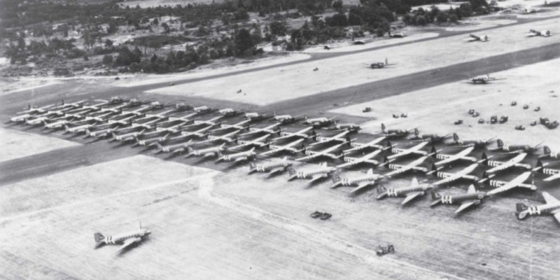Images of gliders on Aldermaston airfield lined up in 1944